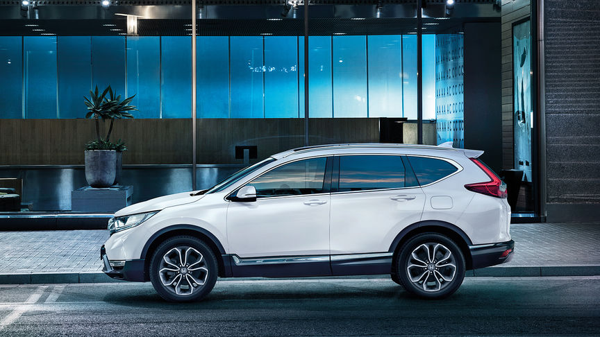 Trekvartsvy framifrån av en CR-V som körs genom stan.