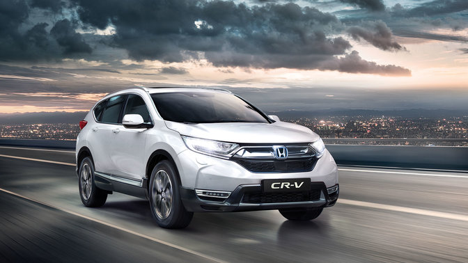 Vy snett framifrån av Honda CR-V med tänt helljus