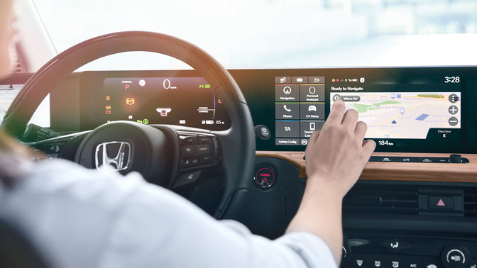 Förare som använder GPS-skärm