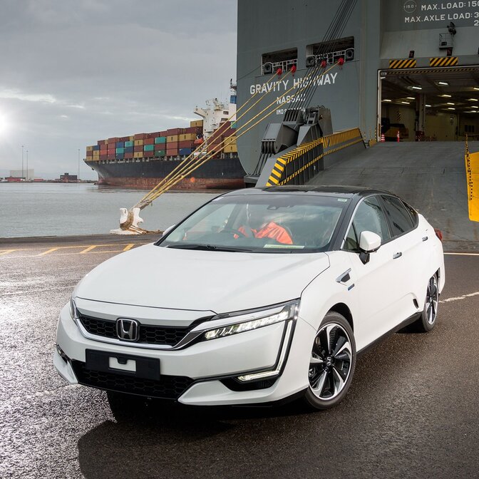 Trekvartsvy framifrån på Honda Clarity FCV som kör av en båt.