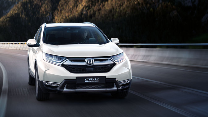 Honda CR-V sedd framifrån, vid körning i bergsområde.