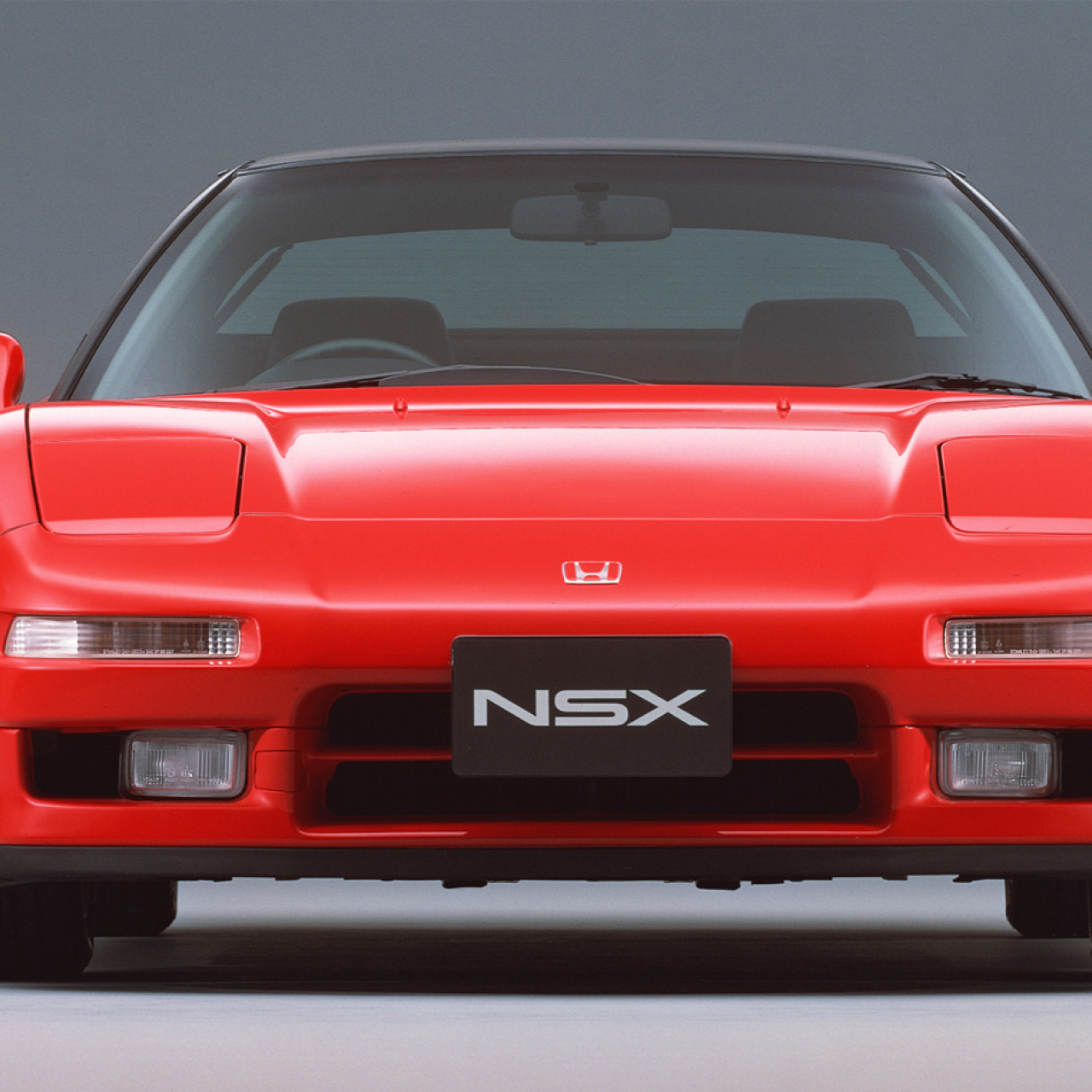 Vy framifrån av Honda NSX i en studio.