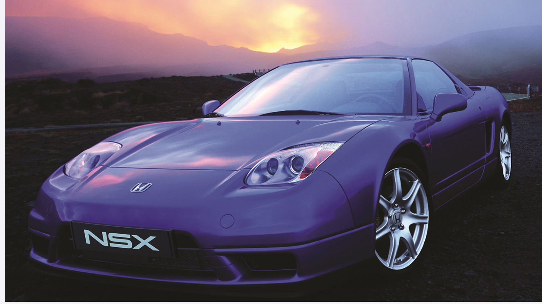 Vy snett framifrån av Honda NSX i solnedgången.