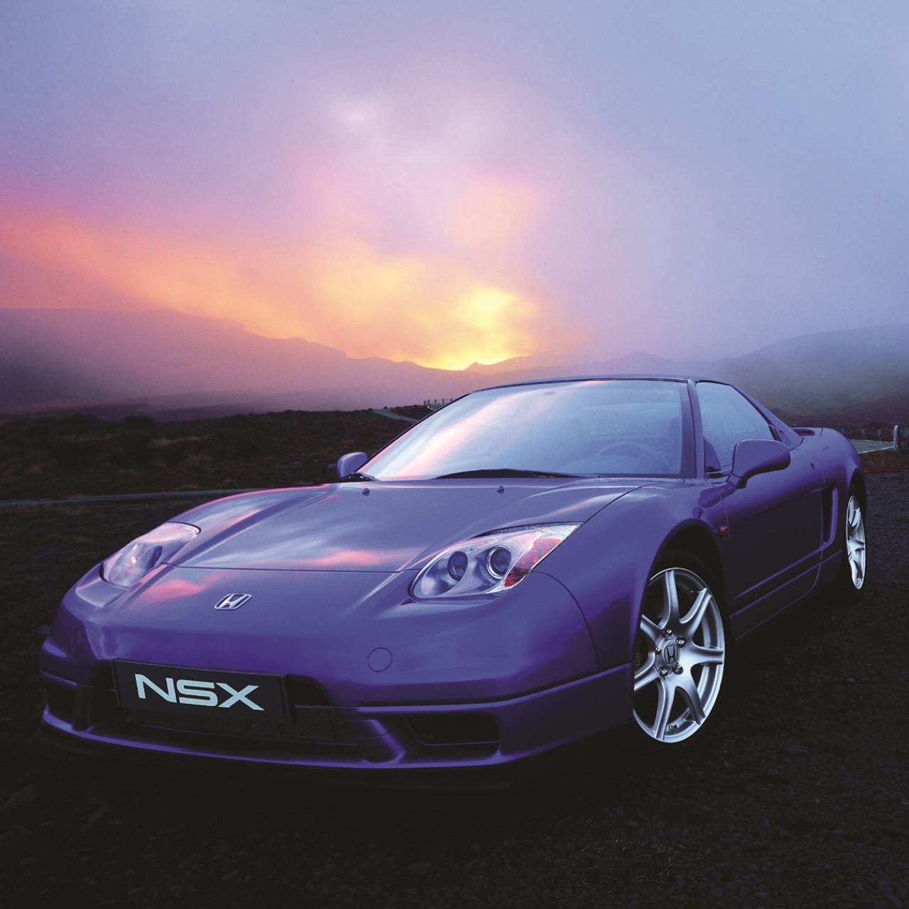 Vy snett framifrån av Honda NSX i solnedgången.