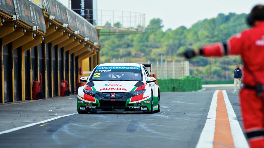 Vy framifrån av Honda Civic som används som en racerbil.