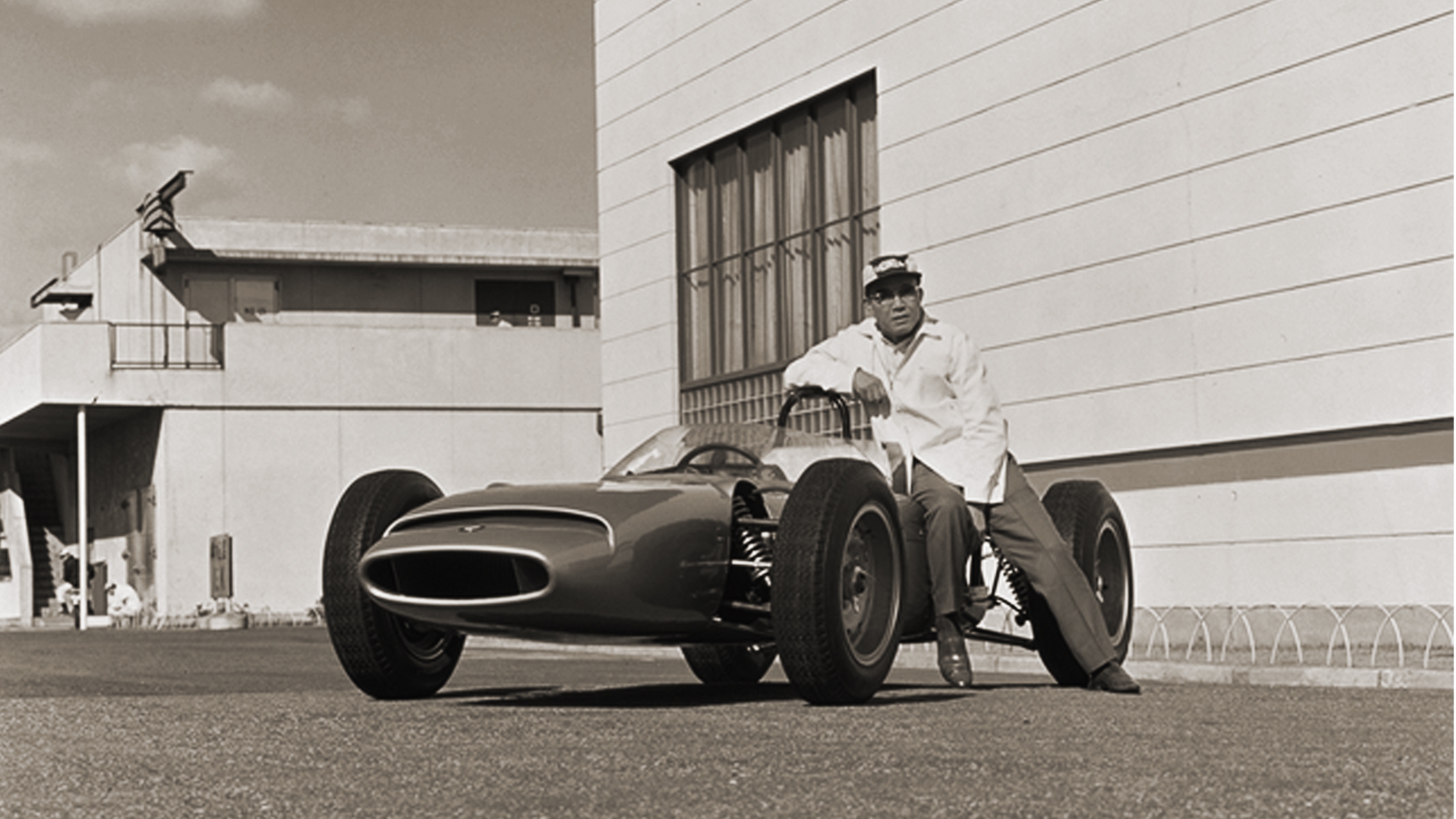 Arkivbild på Soichiro Honda med den första Formel 1-bilen.