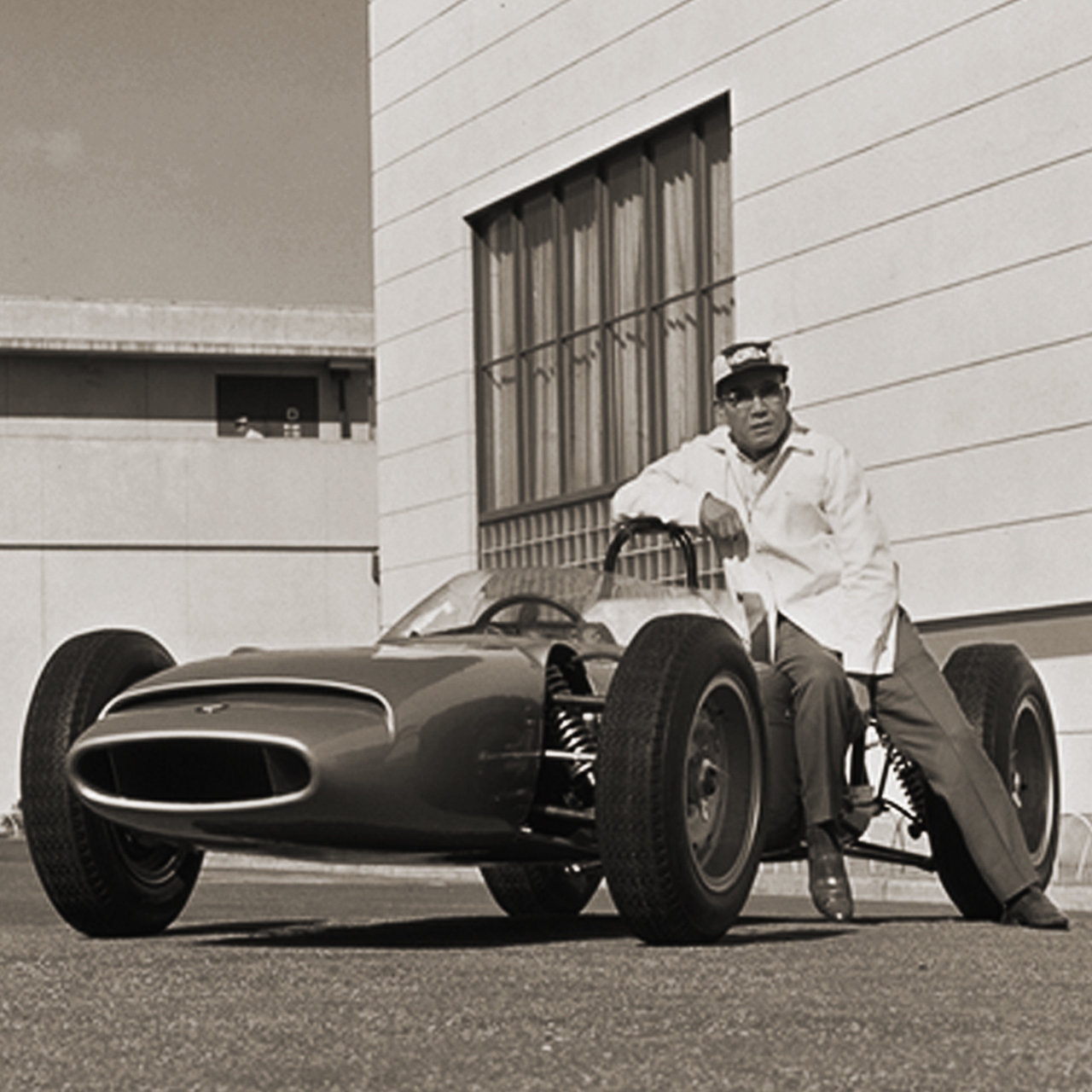 Arkivbild på Soichiro Honda med den första Formel 1-bilen.