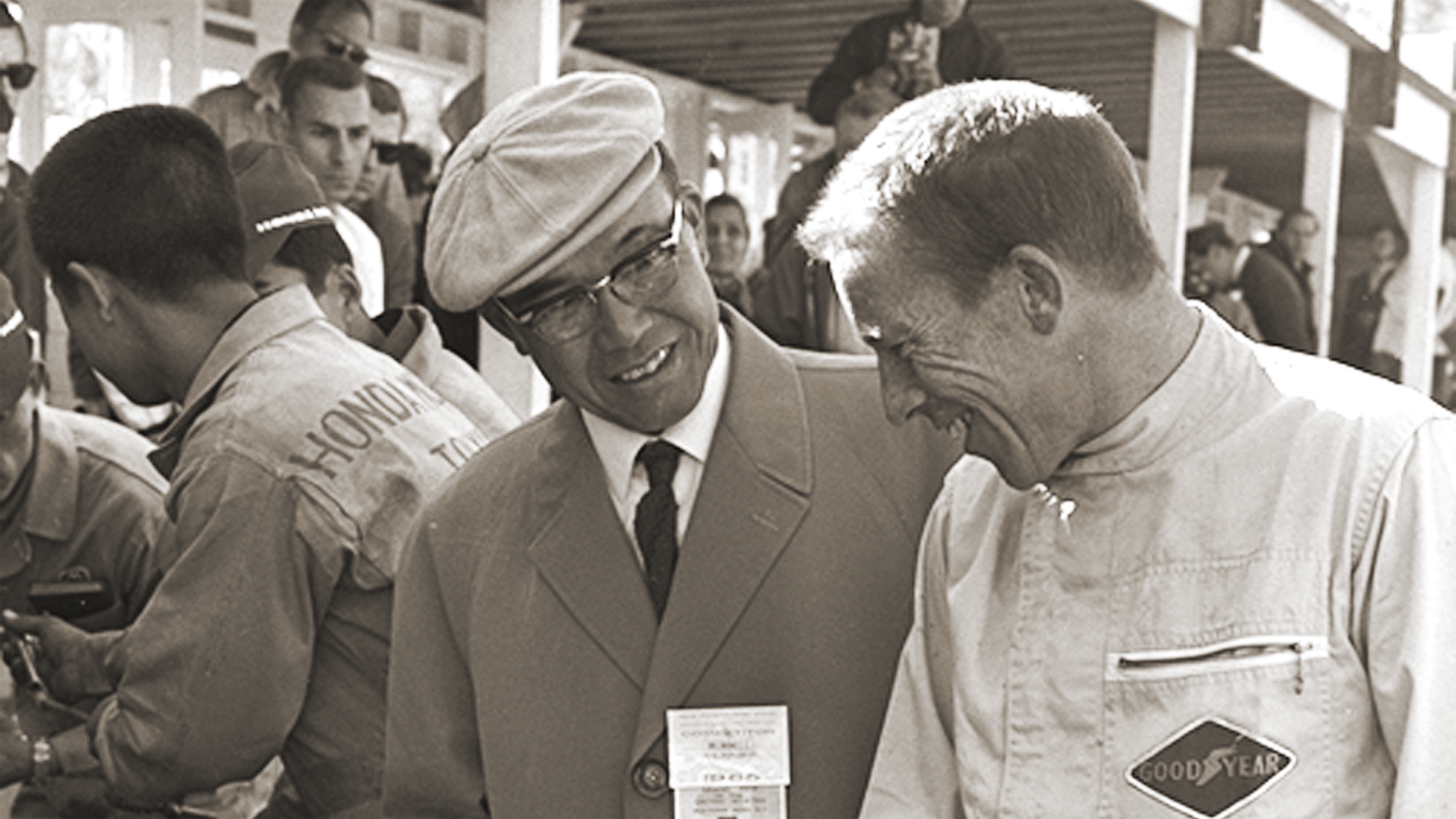 Soichiro Honda och Richie Ginther vid en tävlingsbana.