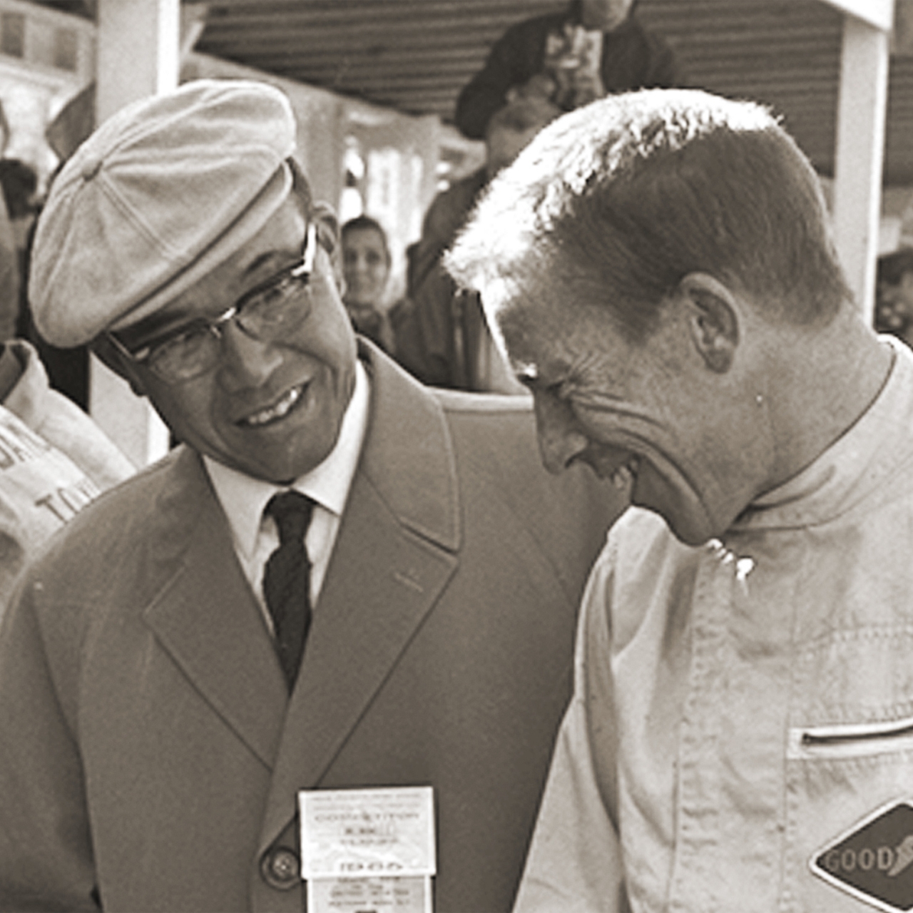 Soichiro Honda och Richie Ginther vid en tävlingsbana.