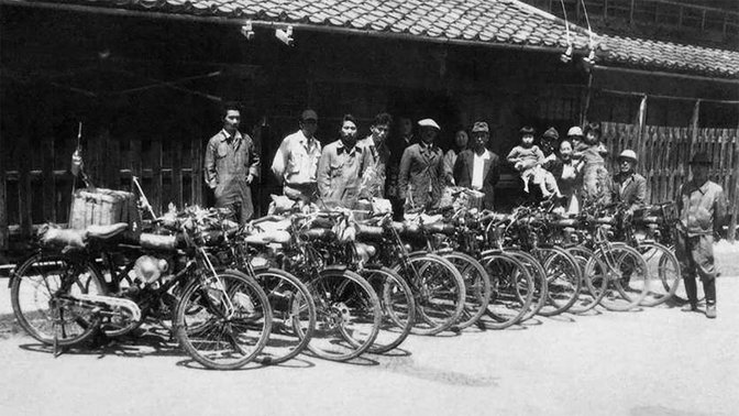 Några av de första Honda-anställda utanför Hamamatsu-fabriken 1948.