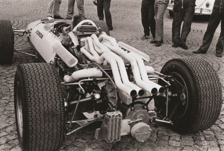 Trekvartsvy bakifrån av Honda RA273.