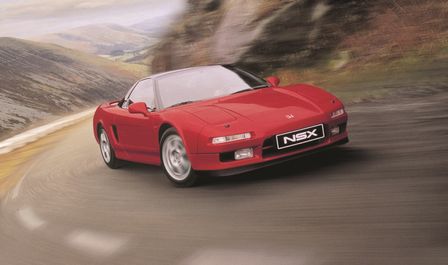 Trekvartsvy framifrån av Honda NSX i lantlig miljö.