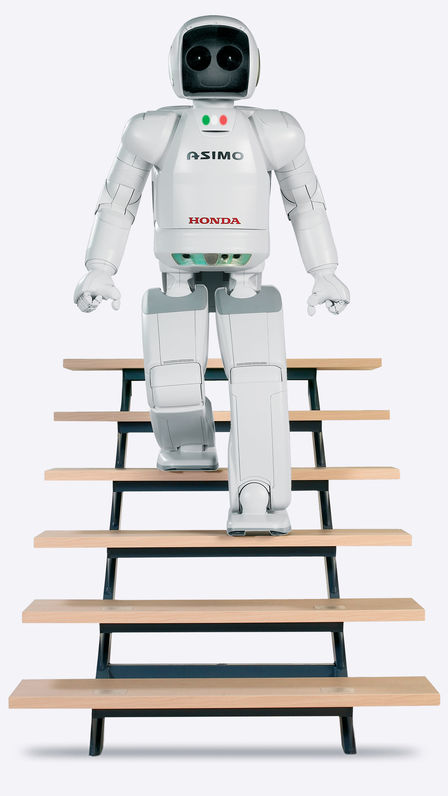 Bild framifr&aring;n p&aring; ASIMO som g&aring;r nedf&ouml;r n&aring;gra trappsteg.