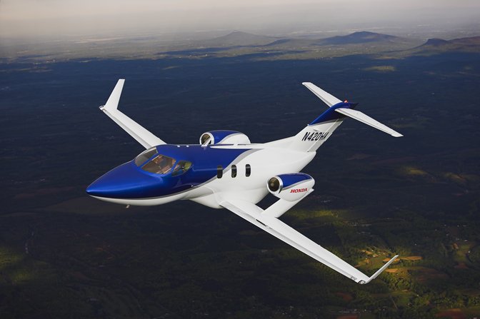 Honda Jet flyger över bergen.