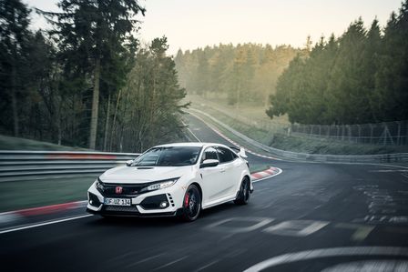 Främre trekvartsvy av Honda Civic Type R på Nürburgring.