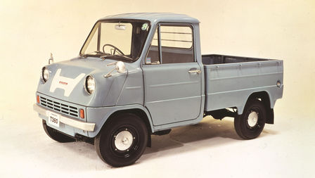 Trekvartsvy framifrån av Honda-pickupen från 1960-talet.