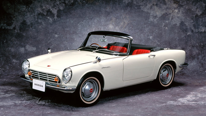 Trekvartsvy framifrån av Honda S500.