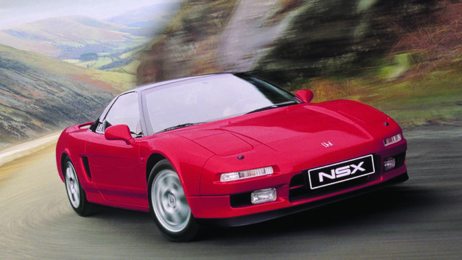 Trekvartsvy framifrån av Honda NSX i ett bergsområde.