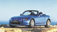 Trekvartsvy framifrån av Honda S2000.