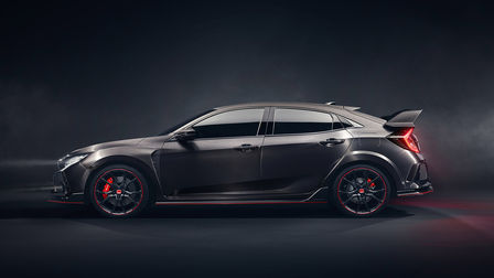 Trekvartsvy framifrån av Honda Civic Type R.