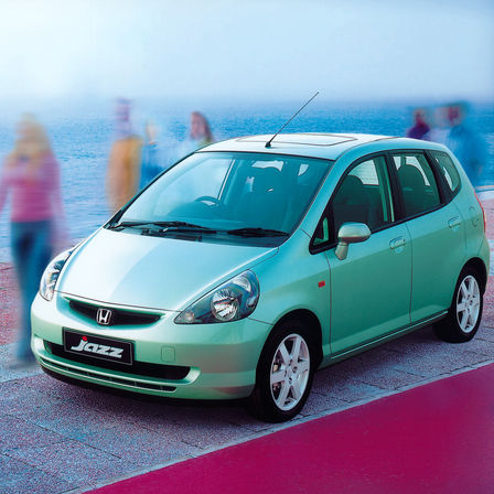 Trekvartsvy framifrån av Honda Jazz vid havet.