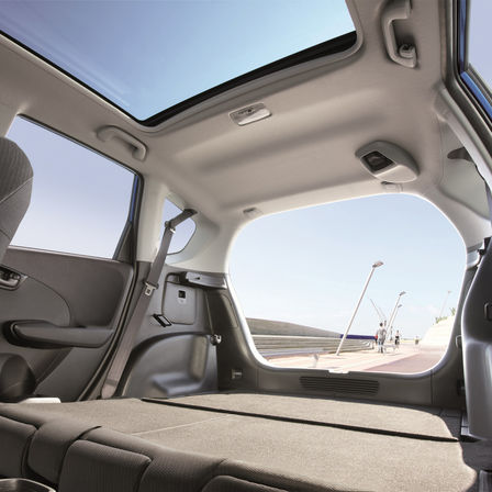 Trekvartsvy bakifrån av Honda Jazz interiör för att visa nedfällda Magic Seat-säten.