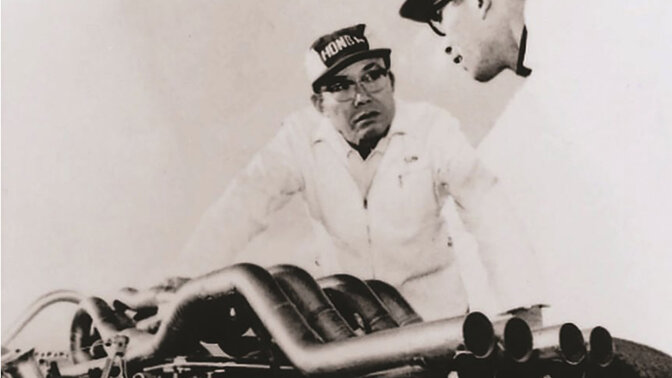 Soichiro Honda arbetar på en racerbil.