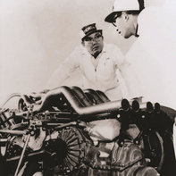 Soichiro Honda arbetar på en racerbil.