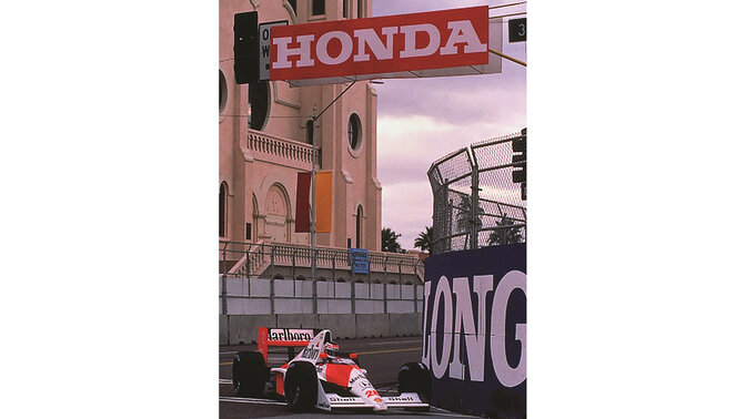 Vy snett framifrån av Formel 1-bil från McLaren-Honda som kör runt banan.