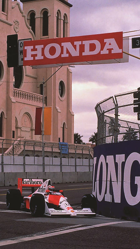 Trekvartsbild framifrån på Formel 1-bil från McLaren-Honda som kör runt banan.