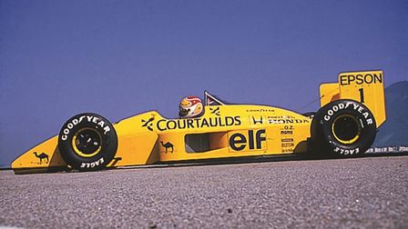Sidovy av Formel 1-bil från Lotus-Honda.