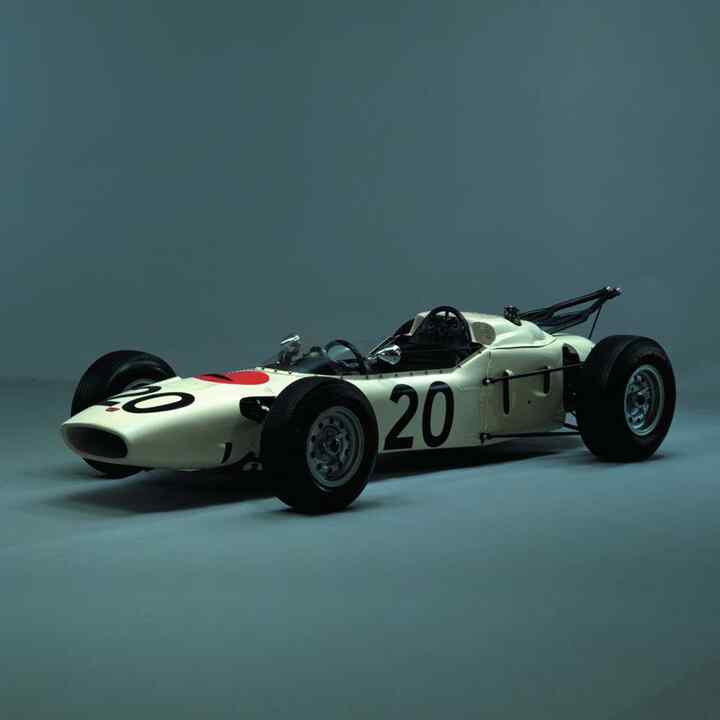 Vy snett framifrån av Formel 1-bil från Honda.