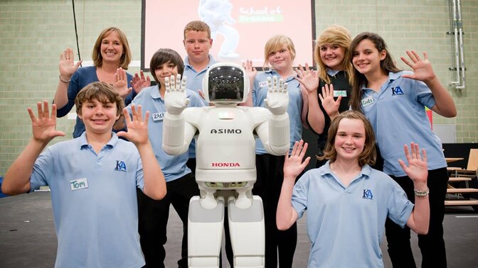 Asimo och eleverna vid Hondas School of Dreams.