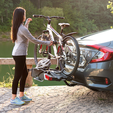 Närbild på Honda Civic 4-dörrars med cykelhållare.