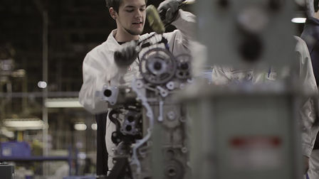 Honda-tekniker som arbetar på en motor.