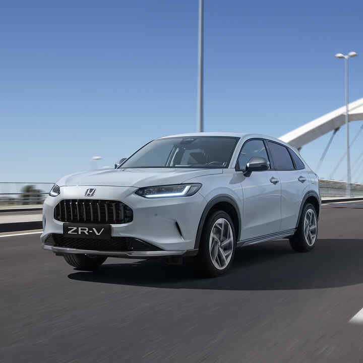 Delar av fronten på Honda ZR-V på en bro