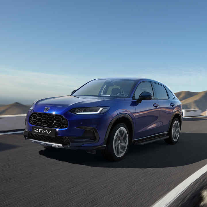 Delar av fronten på Honda ZR-V med Robust Pack i bergen.