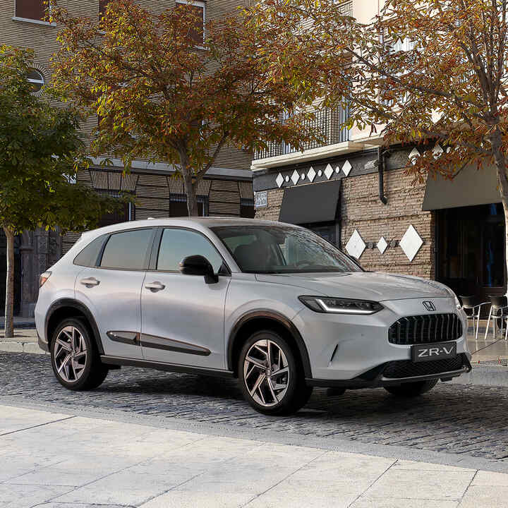 Delar av fronten på Honda ZR-V med Premium Black Pack i en stad.