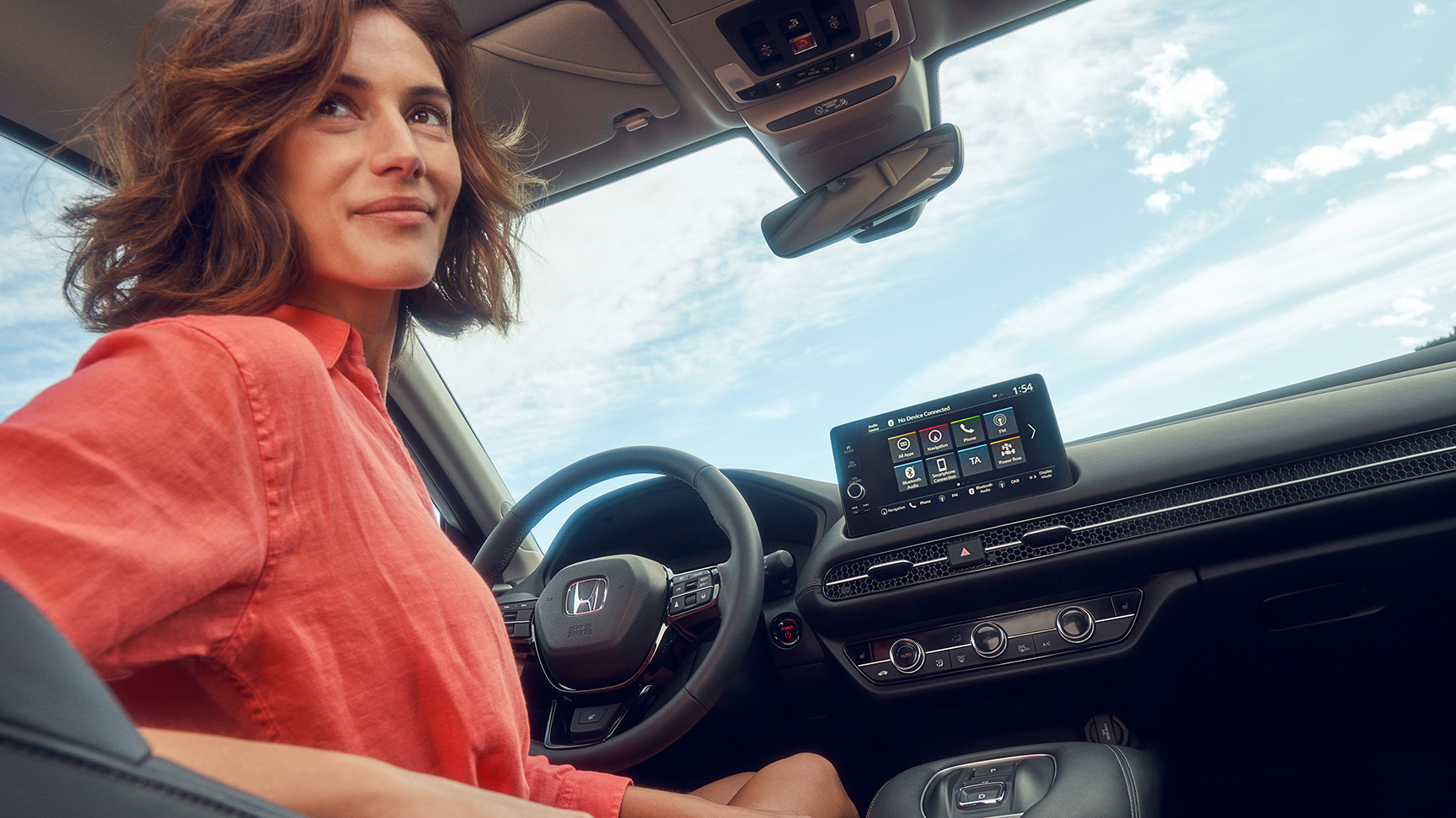 Kvinna i förarsätet som tittar bakåt