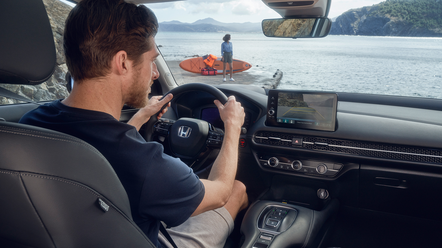 Man som kör ZR-V med parkeringsassistans