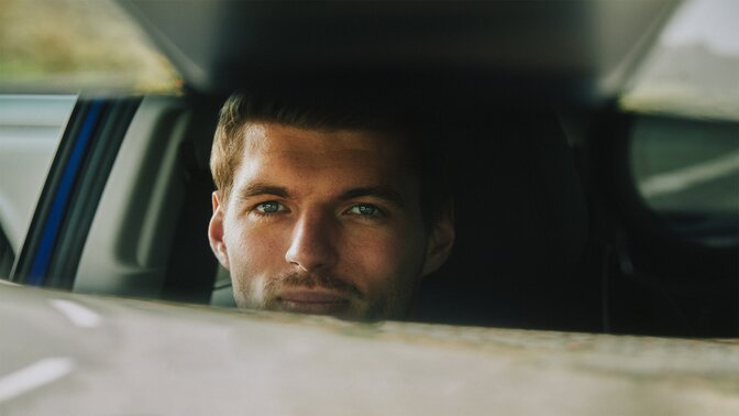 Max Verstappen tittar i backspegeln i ZR-V Hybrid SUV.