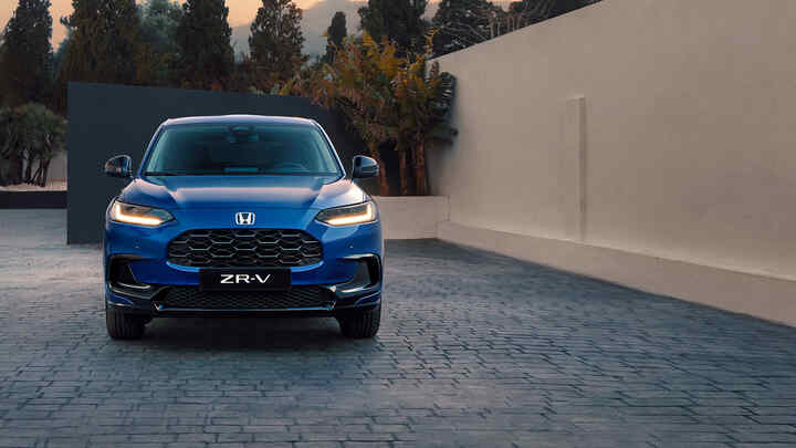 Vy rakt framifrån av en blå Honda ZR-V som står parkerad