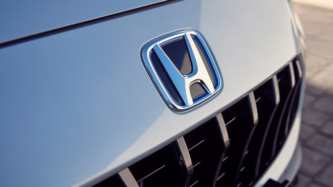 Närbild av Honda logotyp på en Honda ZR-V