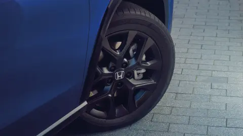 Närbild av sportiga 18-tums aluminiumfälgar på Honda ZR-V Hybrid.