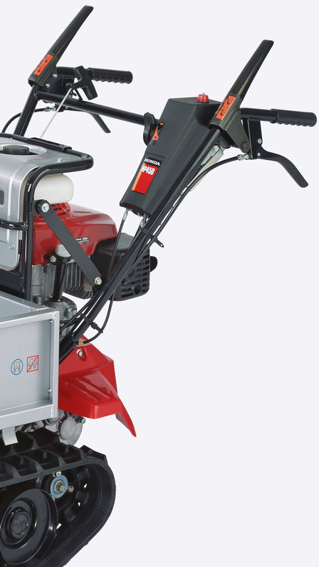 N&auml;rbild av bandvagnens spakar.