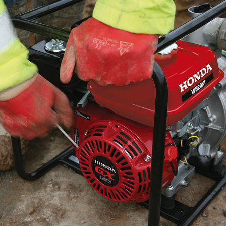 N&auml;rbild av vattenpumpens ram.