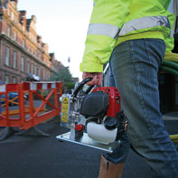 Bärbar vattenpump, buren av modell.