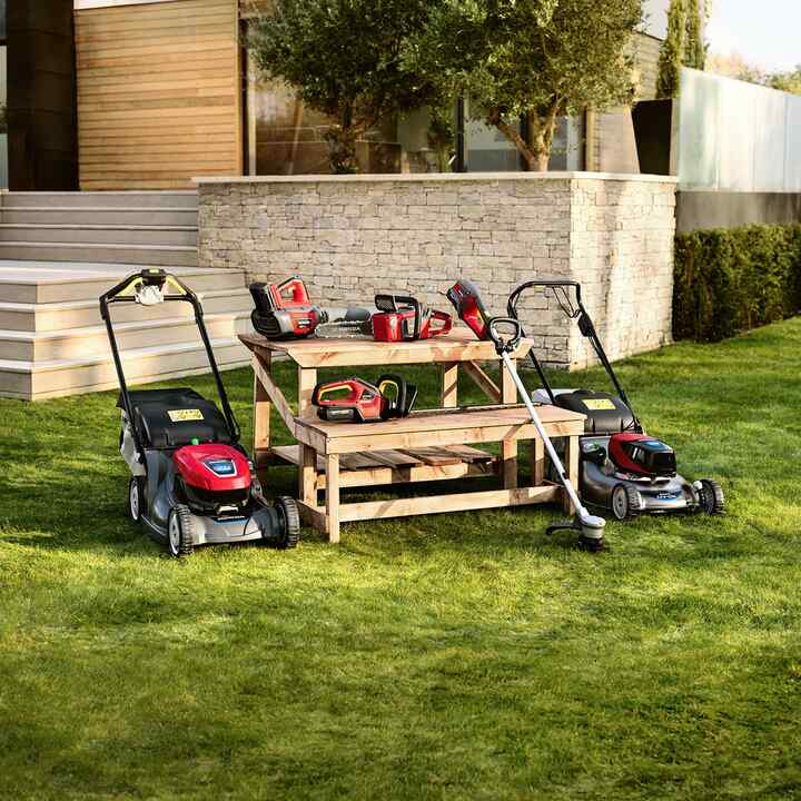 Kvinna som använder häcksax i trädgården