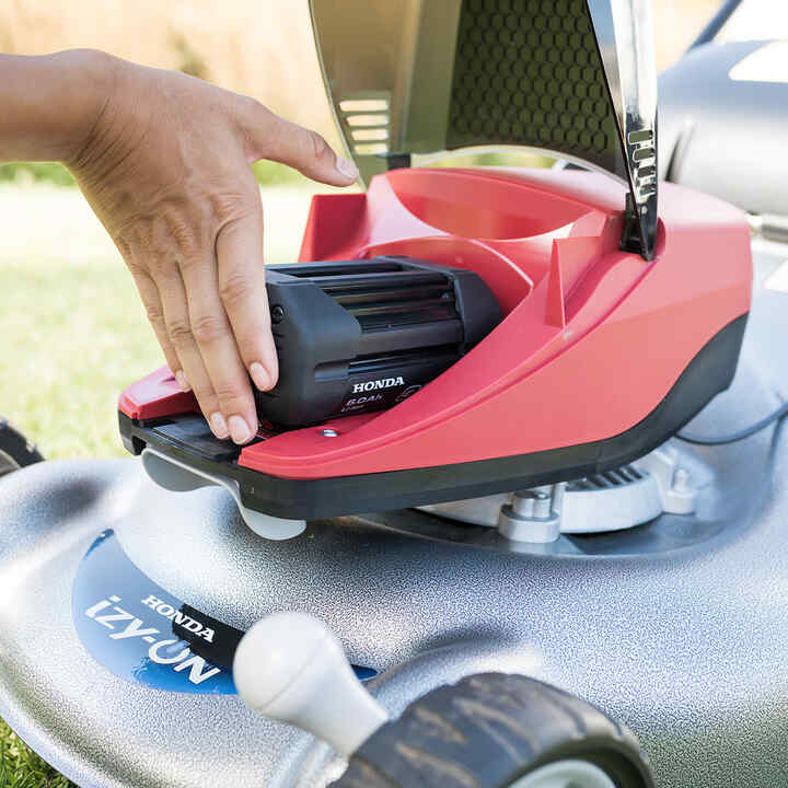 En man som monterar ihop en sladdlös häcksax