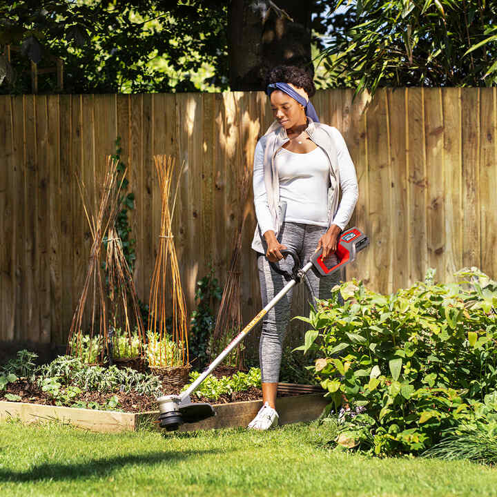 En kvinna som använder sladdlös trimmer